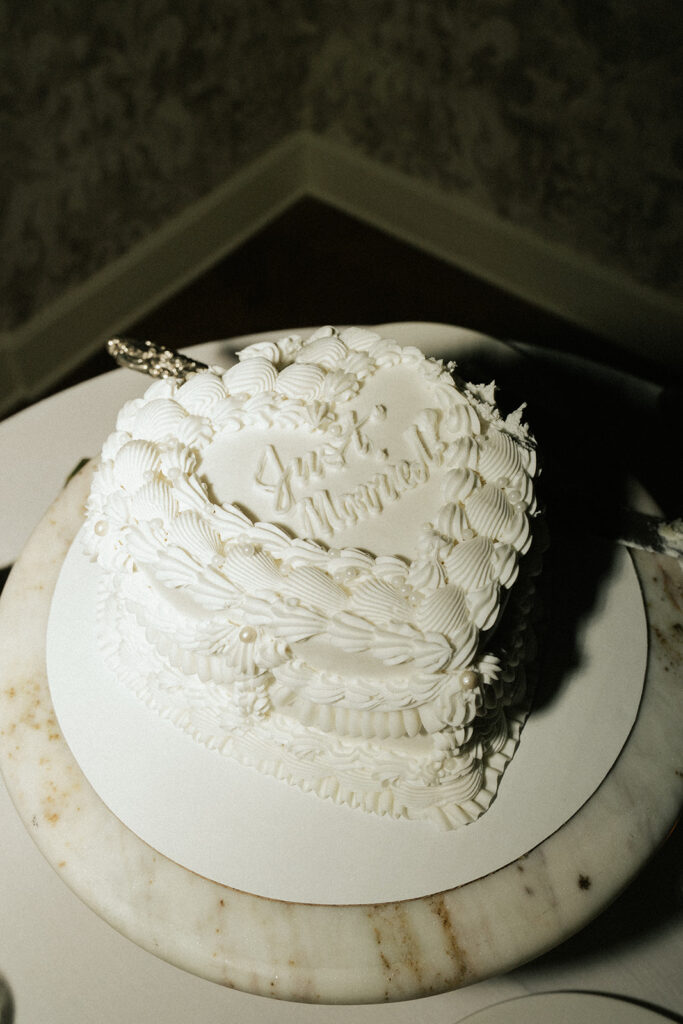 Vintage wedding cake ideas with chunky frosting and 'Just Married' written in cursive on the top
