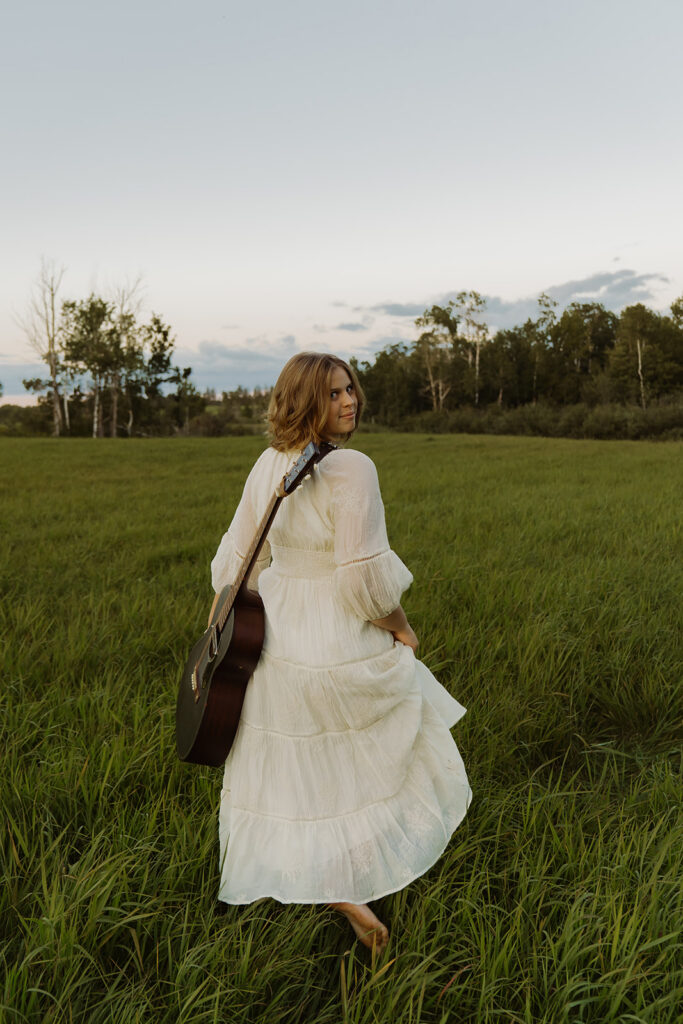 Senior pic ideas for the artistic, carefree girl